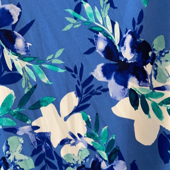 Blue flower tank top - Picture 2 of 3